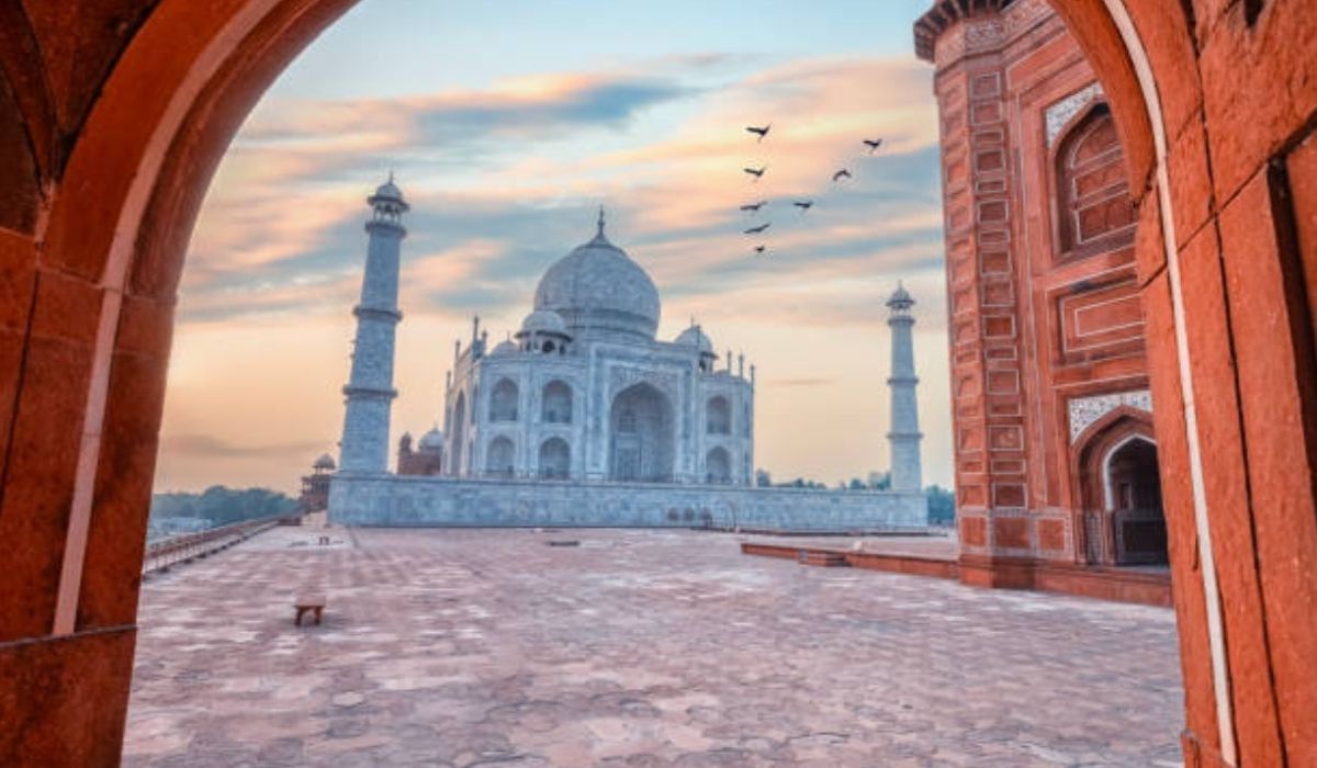 Tourists enjoying their Agra trip with Agra Car Hire 